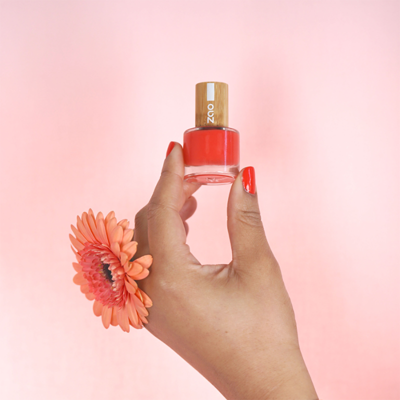 Main de femme avec vernis corail