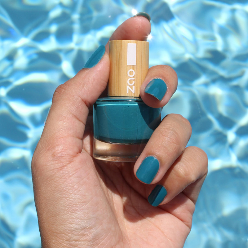 Vernis bleu-vert en main