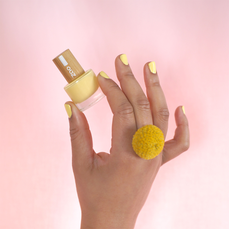 Vernis jaune sur fond rose